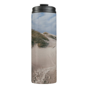 WEISSER SAND UND GRÜNES GRASS FELD THERMOSBECHER