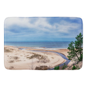 Weißer Sandstrand an der Ostsee in Lettland Badematte
