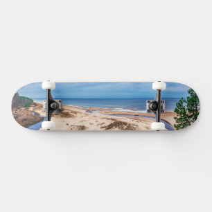 Weißer Sandstrand an der Ostsee in Lettland Skateboard