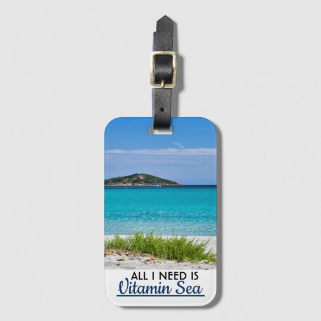 Weißer Sandstrand mit türkisblauem Wasser und das  Gepäckanhänger (Vorderseite Vertikal)