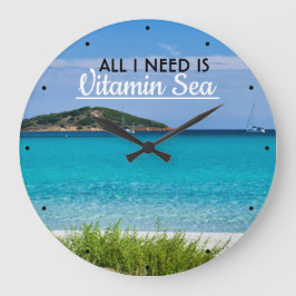 Weißer Sandstrand mit türkisblauem Wasser und das  Große Wanduhr