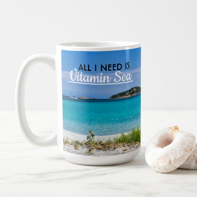 Weißer Sandstrand mit türkisblauem Wasser und das  Kaffeetasse (Mit Donut)