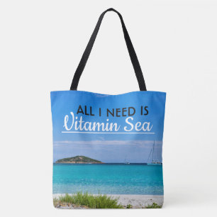 weißer Sandstrand mit türkisblauem Wasser und Sege Tasche