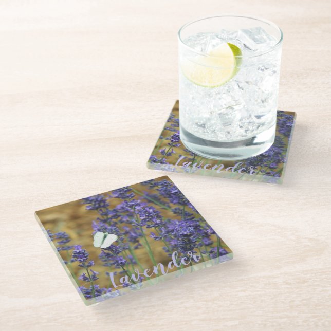 Weißer Schmetterling auf dem Lavendel Glasuntersetzer (Schrägansicht)