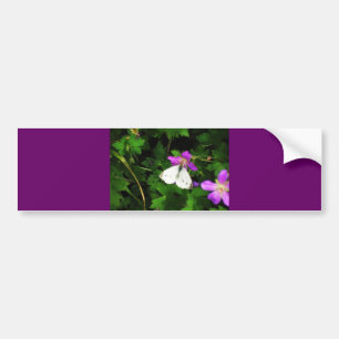 Weißer Schmetterling auf lila Blumen Autoaufkleber