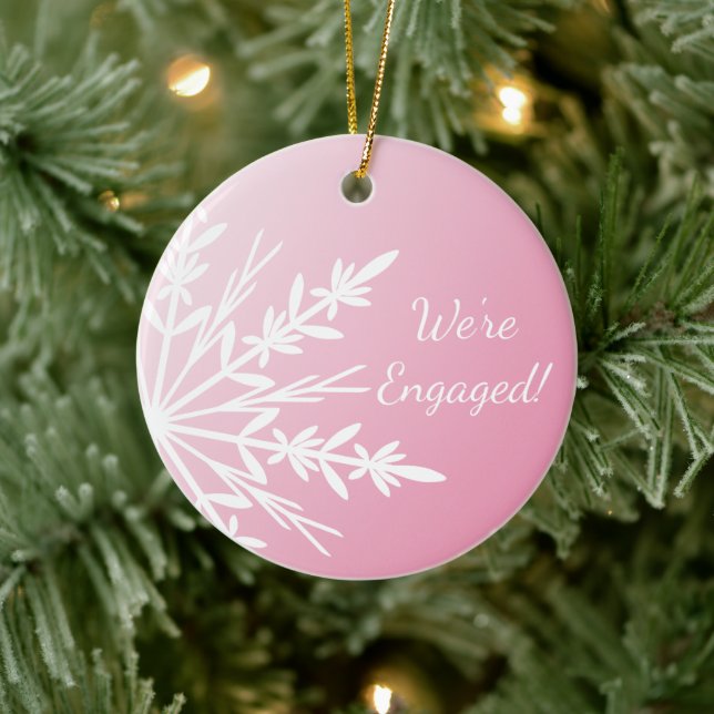 Weißer Schneeflocken auf rosa Winter Verlobung Keramik Ornament (Baum)