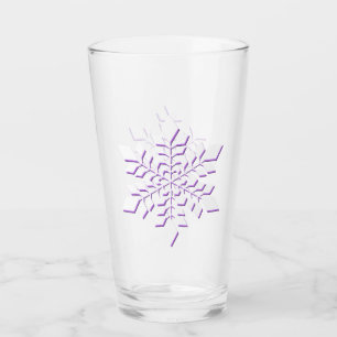 Weißer Schneeflocken in rot-violett Glas