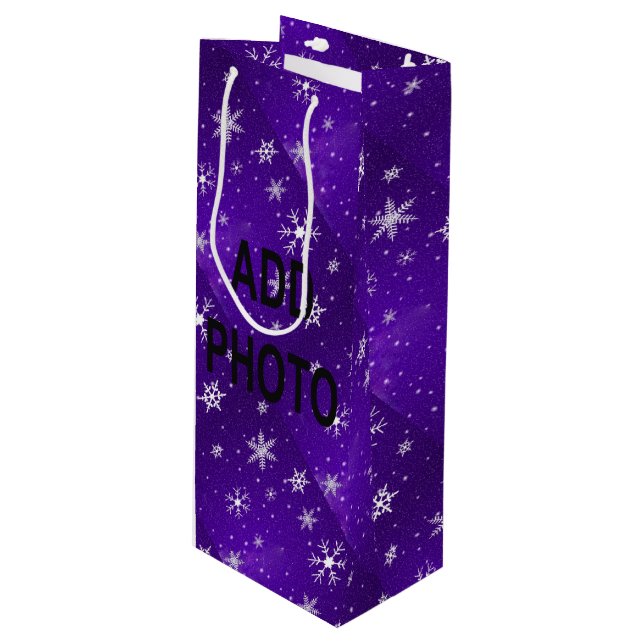 Weißer Schneeflocken Lila Backgrd Weinbeutel Geschenktüte Für Weinflaschen (Vorderseite Schrägansicht)