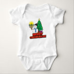 Weißer Schneemann mit Menorah für Chrismukkah Baby Strampler<br><div class="desc">Ein lustiges,  weißes Baby in einem Shirt mit Schneemann,  Menorah und Weihnachtsbaum. Ihr Baby kann jedem eine Merry Chrismukkah in diesem phantastischen Baby-Anzug wünschen!</div>