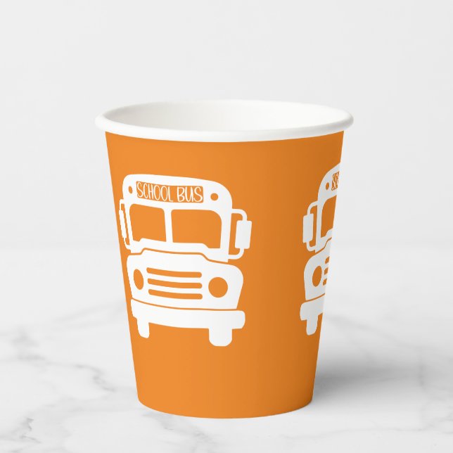 Weißer Schulbus im Hintergrund von Orange Pappbecher (Vorderseite)