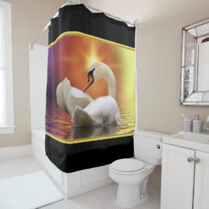 Weißer Schwan in einem See mit orangefarbenem gold Duschvorhang
