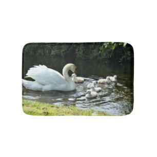 Weißer Schwan mit Chicks Badematte
