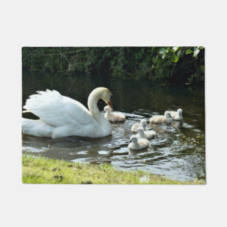 Weißer Schwan mit Chicks Fußmatte