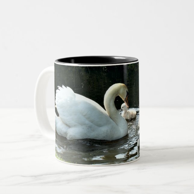 Weißer Schwan mit Chicks Zweifarbige Tasse (Vorderseite Links)
