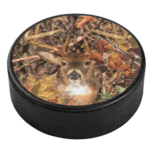 Weißer Schwanz Hirschkopf Energie auf einem Eishockey Puck (3/4)