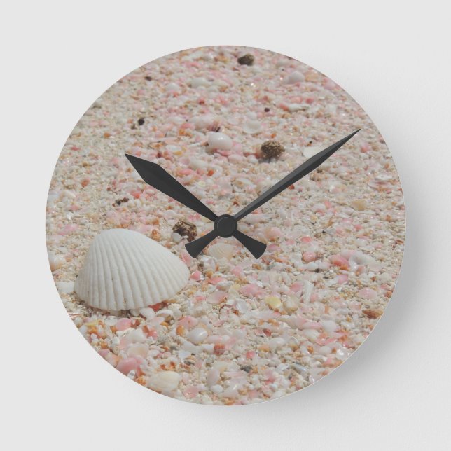 Weißer Seashell auf rosa Sand-Strand Runde Wanduhr (Vorderseite)