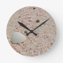 Weißer Seashell auf rosa Sand-Strand