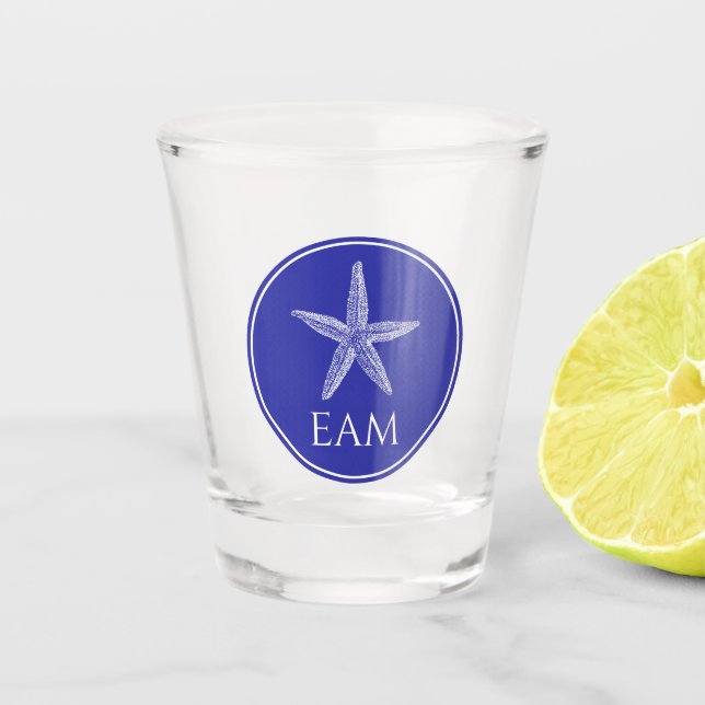 Weißer Starfish an der Küste auf Navy Blue Monogra Schnapsglas (Vorderseite)