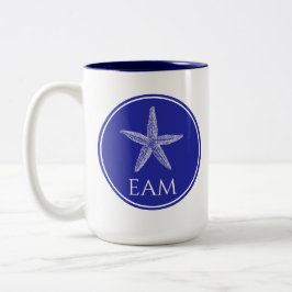 Weißer Starfish an der Küste auf Navy Blue Monogra Zweifarbige Tasse
