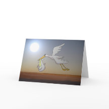 Weißer Storch fliegt in der Nacht und Vollmond