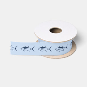 Weißer Thunfisch in Meeresblau auf blass Satinband