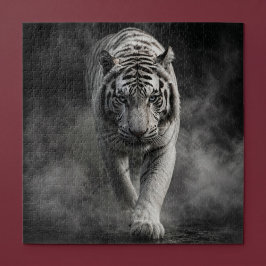 Weißer Tiger, der durch Rauch geht