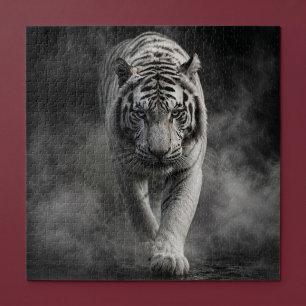 Weißer Tiger, der durch Rauch geht