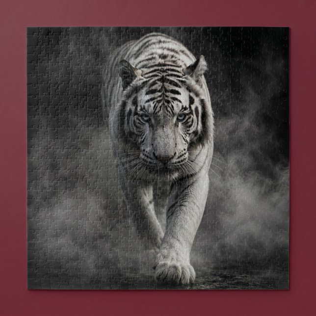 Weißer Tiger, der durch Rauch geht (Von Creator hochgeladen)