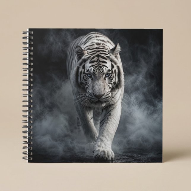 Weißer Tiger, der durch Rauch geht Notizbuch (Von Creator hochgeladen)