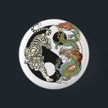 Weißer Tiger gegen grüner Drache im Yin-Yang-Bu Button<br><div class="desc">Weiße Tiger gegen grüne Drachenenergie im Yang-Symbol für Harmonie und Gleichgewicht. Im Feng Shui sind Drache und Tiger sowohl innerhalb als auch außerhalb des Hauses wichtig. Illustration durch Insima</div>