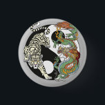 Weißer Tiger gegen grüner Drache im Yin-Yang-Bu Button<br><div class="desc">Weiße Tiger gegen grüne Drachenenergie im Yang-Symbol für Harmonie und Gleichgewicht. Im Feng Shui sind Drache und Tiger sowohl innerhalb als auch außerhalb des Hauses wichtig. Illustration durch Insima</div>