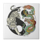 Weißer Tiger gegen grüner Drache im Yin-Yang Fliese<br><div class="desc">Weiße Tiger gegen grüne Drachenenergie im Yang-Symbol für Harmonie und Gleichgewicht. Im Feng Shui sind Drache und Tiger sowohl innerhalb als auch außerhalb des Hauses wichtig. Illustration durch Insima</div>