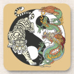 Weißer Tiger gegen grüner Drache im Yin-Yang Getränkeuntersetzer<br><div class="desc">Weiße Tiger gegen grüne Drachenenergie im Yang-Symbol für Harmonie und Gleichgewicht. Im Feng Shui sind Drache und Tiger sowohl innerhalb als auch außerhalb des Hauses wichtig. Illustration durch Insima</div>