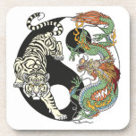 Weißer Tiger gegen grüner Drache im Yin Yang Getränkeuntersetzer<br><div class="desc">Weiße Tiger gegen grüne Drachenenergie im Yang-Symbol für Harmonie und Gleichgewicht. Im Feng Shui sind Drache und Tiger sowohl innerhalb als auch außerhalb des Hauses wichtig. Illustration durch Insima</div>