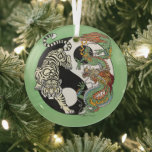 Weißer Tiger gegen grüner Drache im Yin Yang Gl Ornament Aus Glas<br><div class="desc">Weiße Tiger gegen grüne Drachenenergie im Yang-Symbol für Harmonie und Gleichgewicht. Im Feng Shui sind Drache und Tiger sowohl innerhalb als auch außerhalb des Hauses wichtig. Illustration durch Insima</div>