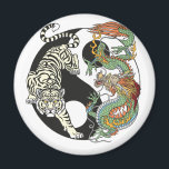 Weißer Tiger gegen grüner Drache im Yin-Yang Magnet<br><div class="desc">Weiße Tiger gegen grüne Drachenenergie im Yang-Symbol für Harmonie und Gleichgewicht. Im Feng Shui sind Drache und Tiger sowohl innerhalb als auch außerhalb des Hauses wichtig. Illustration durch Insima</div>
