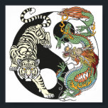 Weißer Tiger gegen grüner Drache im Yin-Yang Poster<br><div class="desc">Weiße Tiger gegen grüne Drachenenergie im Yang-Symbol für Harmonie und Gleichgewicht. Im Feng Shui sind Drache und Tiger sowohl innerhalb als auch außerhalb des Hauses wichtig. Illustration durch Insima</div>