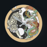 Weißer Tiger gegen grüner Drache im Yin Yang Runde Wanduhr<br><div class="desc">Weiße Tiger gegen grüne Drachenenergie im Yang-Symbol für Harmonie und Gleichgewicht. Im Feng Shui sind Drache und Tiger sowohl innerhalb als auch außerhalb des Hauses wichtig. Illustration durch Insima</div>