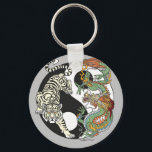 Weißer Tiger gegen grüner Drache im Yin-Yang Schlüsselanhänger<br><div class="desc">Weiße Tiger gegen grüne Drachenenergie im Yang-Symbol für Harmonie und Gleichgewicht. Im Feng Shui sind Drache und Tiger sowohl innerhalb als auch außerhalb des Hauses wichtig. Illustration durch Insima</div>