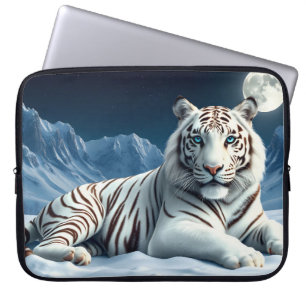 Weißer Tiger im Schnee und in den Bergen Laptopschutzhülle