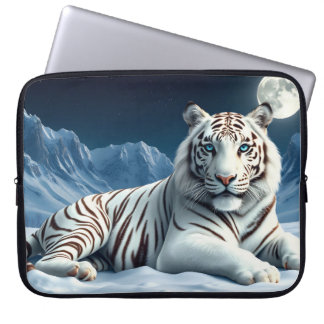Weißer Tiger im Schnee und in den Bergen Laptopschutzhülle
