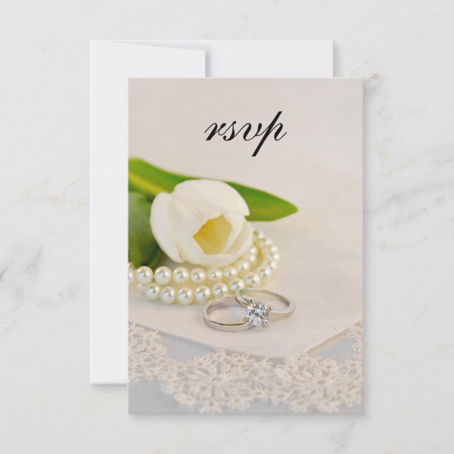 Weißer Tulip, Perlen und Rings Wedding RSVP Karte (Vorderseite)