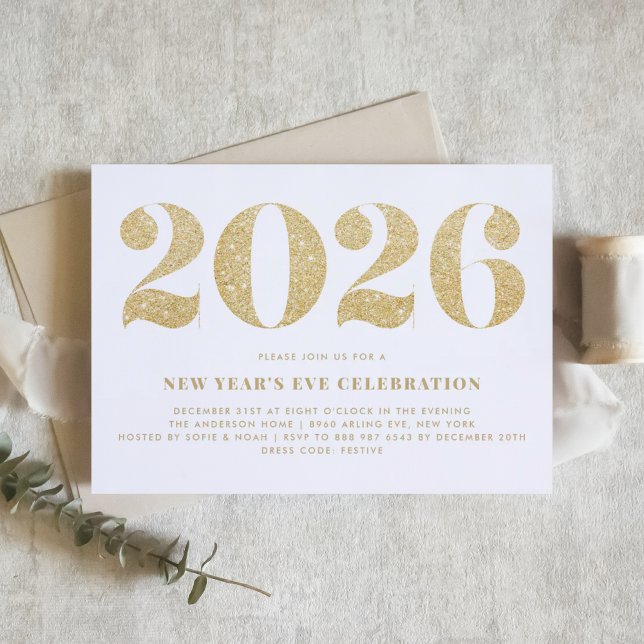 Weißer und goldener Glitzer 2024 Silvester-Party Einladung (Customizable 2026 New Year's Eve party invitation featuring faux gold glitter.)
