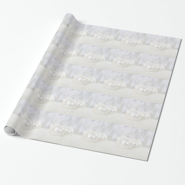 Weißer Weihnachtsball auf Schnee Hintergrundpapier Geschenkpapier (Ungerollt)