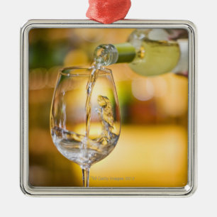 Weißer Wein wird aus Flasche im Restaurant Ornament Aus Metall
