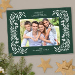 Weißer Winter Grün Foto Weihnachten<br><div class="desc">Diese dunkelwaldgrüne Weihnachtskarte zeigt eine elegante,  weiße Wintergrün-Abbildung,  die das horizontale Foto umrahmt.</div>