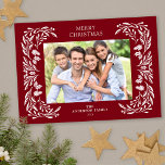 Weißer Winter Grün Foto Weihnachten<br><div class="desc">Diese dunkelrote Weihnachtskarte zeigt eine elegante,  weiße Wintergrün-Abbildung,  die das horizontale Foto umrahmt.</div>
