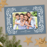 Weißer Winter Grün Foto Weihnachten<br><div class="desc">Diese dunkelblaue Weihnachtskarte zeigt eine elegante, weiße Wintergrün-Abbildung, die das Foto umrahmt.</div>