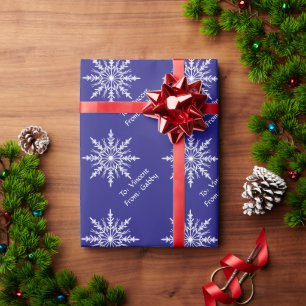 Weißer Winter Schneeflocken auf Blue Holiday Geschenkpapier