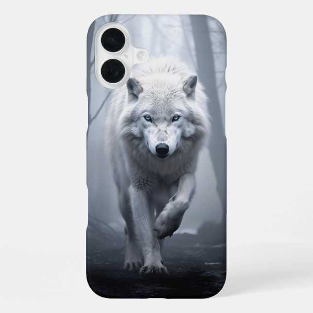 Weißer Wolf im nebligen Wald iPhone 16 Plus Hülle (Rückseite)